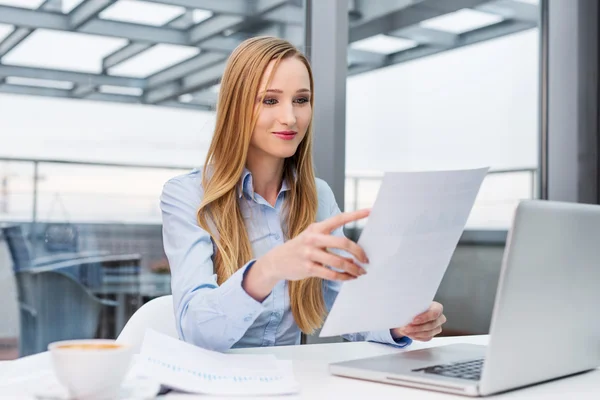 Empresaria leyendo informe financiero — Foto de Stock