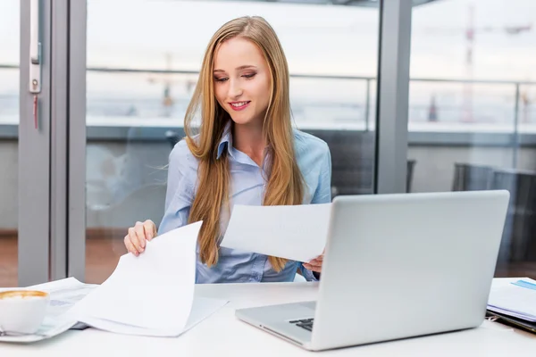 Femme d'affaires travaillant avec des données financières — Photo