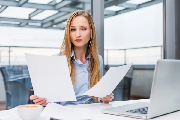 Femme d'affaires travaillant avec des données financières — Photo