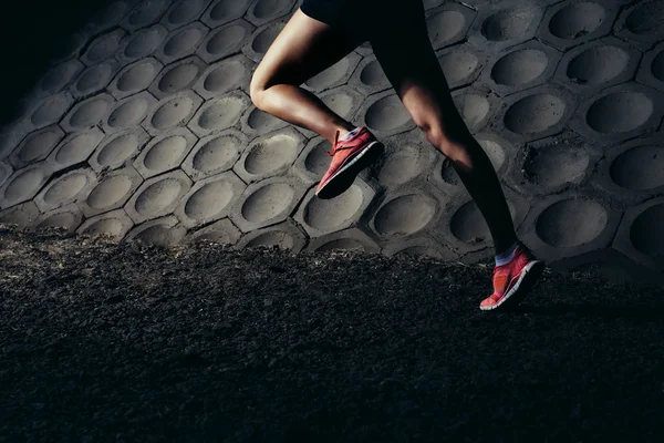 Woman running in urban scene — Stock Photo, Image