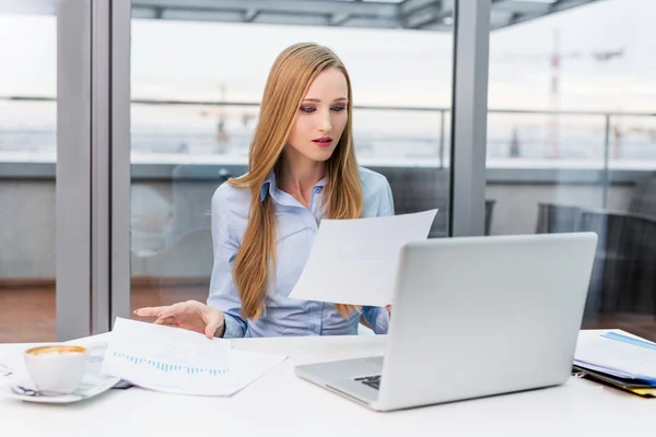 Businesswoman working with financial data — Stock Photo, Image
