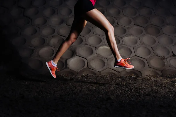 Woman running in urban scene — Stock Photo, Image