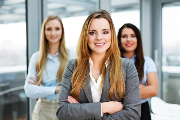 Drie vrouwelijke zakelijke partners — Stockfoto