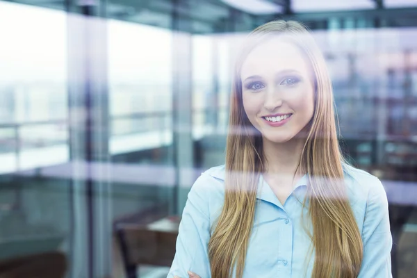 Vrouwelijke manager op zoek door een raam — Stockfoto