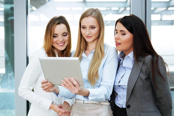 Geschäftsfrauen schauen auf ein digitales Tablet — Stockfoto