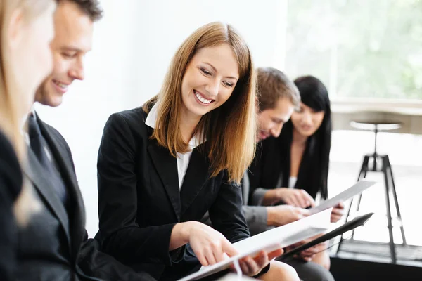 Företag som förbereder för examen — Stockfoto