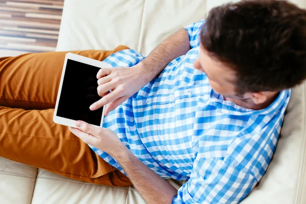 Homme avec tablette numérique — Photo