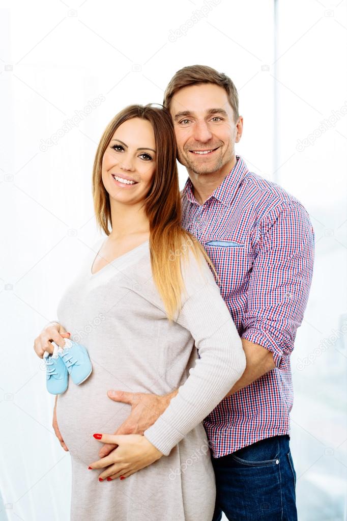 Smiling pregnant parents