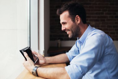 Dijital tabletli adam