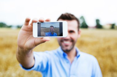 Adam alarak selfie alanında