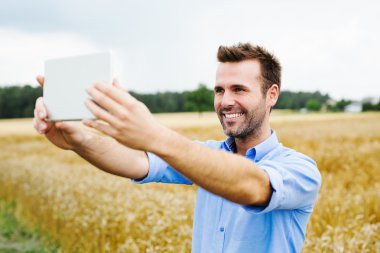 Adam alanında dijital tablet ile