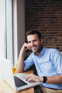 Ofiste bilgisayar adamla