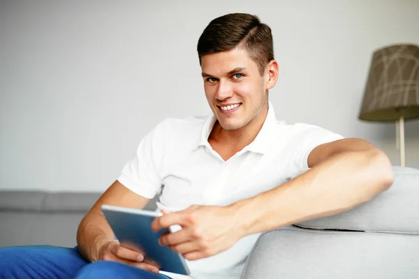 Homme à la maison avec tablette — Photo