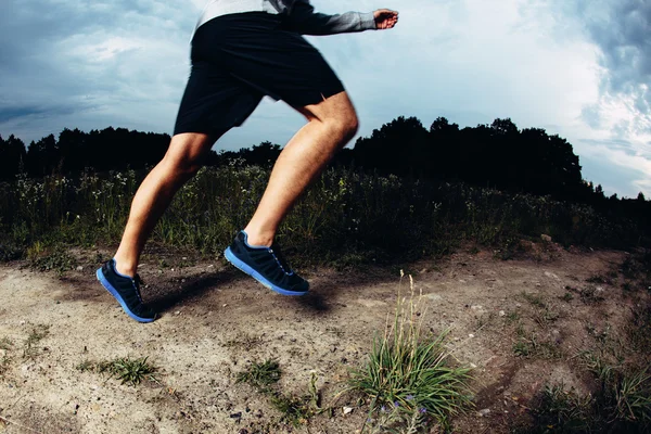 Uomo che corre sul campo — Foto Stock