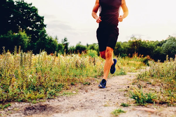 Uomo che corre sul campo — Foto Stock