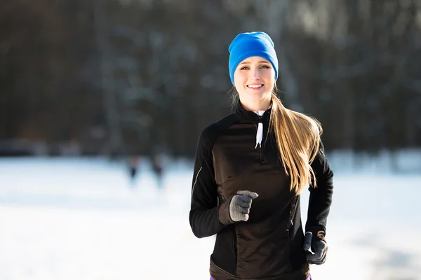 Donna che corre durante l'inverno — Foto Stock