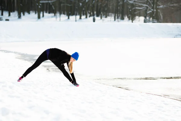 Vrouw opwarming van de aarde-up voordat run — Stockfoto