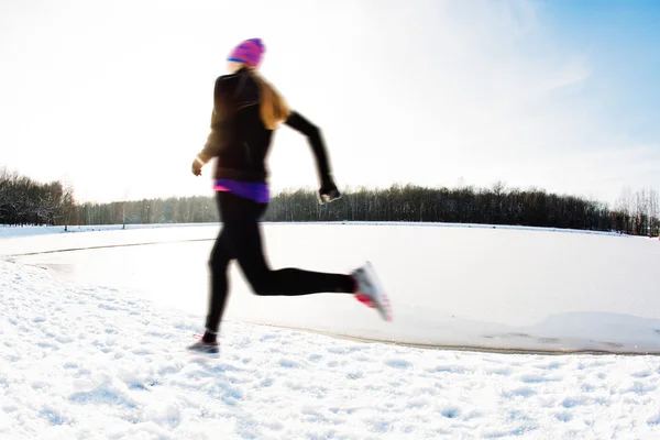 Mujer joven corriendo en invierno —  Fotos de Stock