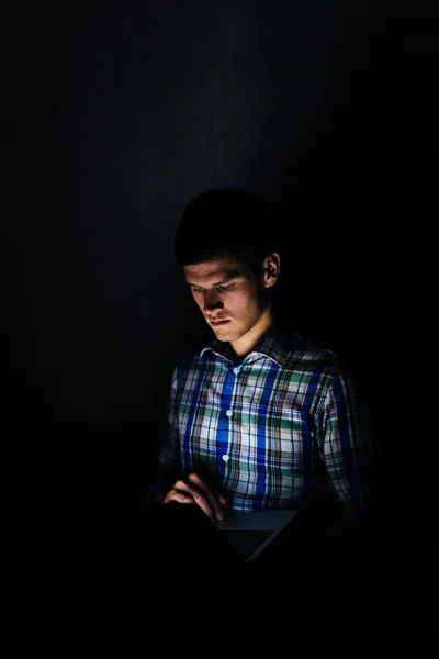 ІТ-спеціаліст хакерство з ноутбуком — стокове фото