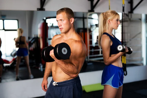 Entrenamiento en pareja con pesas — Foto de Stock