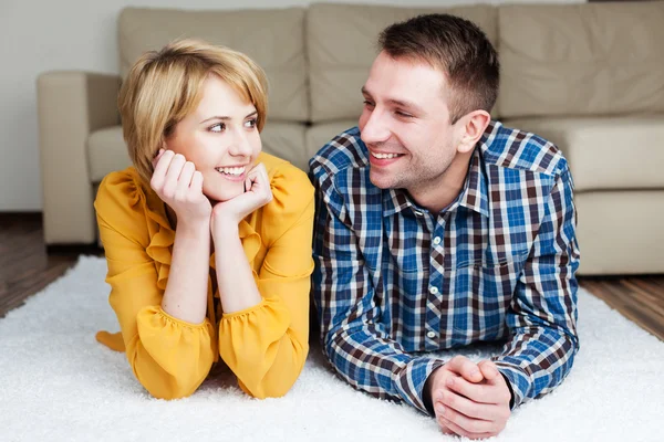 Pareja sonriéndose mutuamente — Foto de Stock