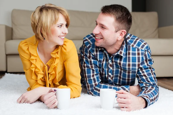 Pareja en casa bebiendo té — Foto de Stock