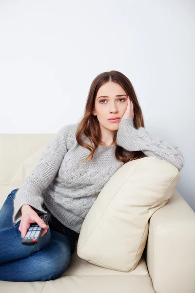 Traurige Frau vor dem Fernseher — Stockfoto