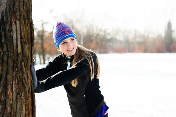 Junge Frau rastet im Park aus — Stockfoto