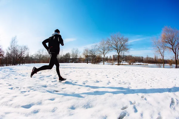 Giovane che corre al parco — Foto Stock