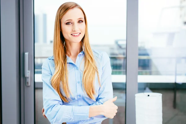 Femme manager avec bras croisés — Photo