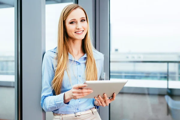 Bastante gerente con una tableta — Foto de Stock