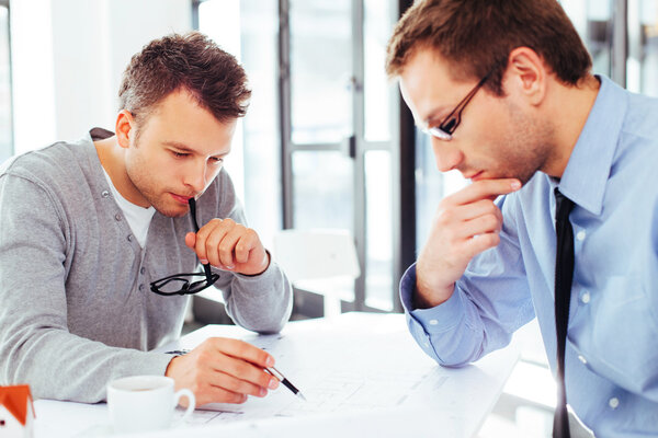 Два архитектора заняты творчеством
