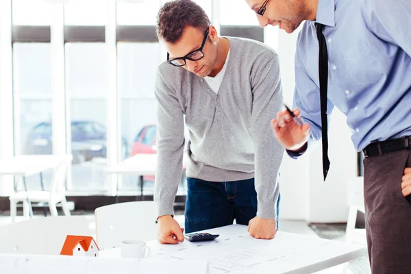 Dos arquitectos discutiendo un proyecto — Foto de Stock