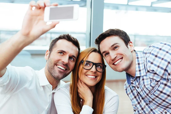 Tres estudiantes tomando una selfie — Foto de Stock