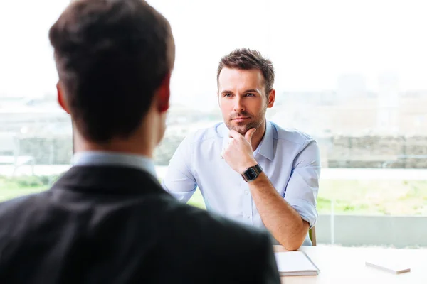 Manager intervistando un potenziale lavoratore — Foto Stock