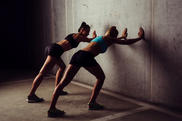 Duas mulheres se alongando antes do treino — Fotografia de Stock