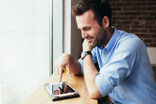 Homem usando tablet digital — Fotografia de Stock