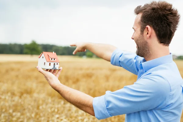 Hombre señalando lugar para nuevo hous — Foto de Stock