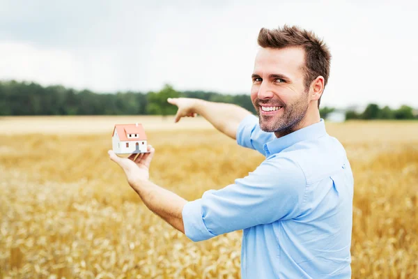 Mann zeigt Platz für neues Haus — Stockfoto