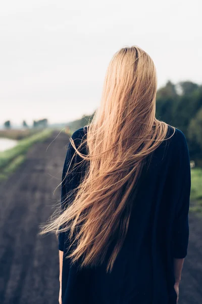 Frau blickt in die Ferne — Stockfoto