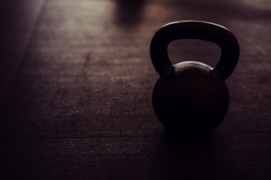 kettlebell siyah zemin üzerinde