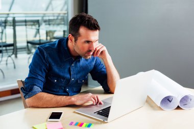 Genç mimar onun laptop meşgul