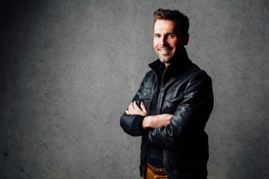 Deri ceketli mutlu yakışıklı adamı