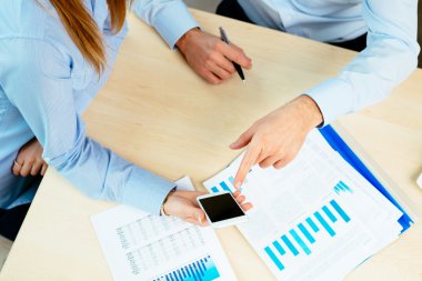 bir akıllı telefon ve belgeleri holding eller