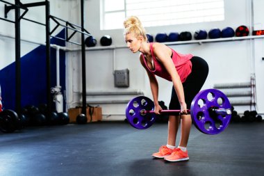 Düz bacak Deadlift egzersiz yaparak kadın