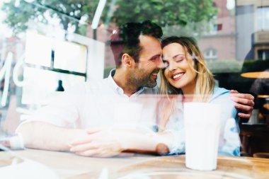 Mutlu çift Café'de sarılma