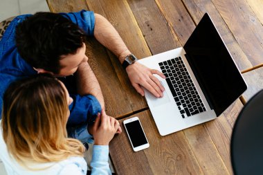 Bilgisayarlı genç çift