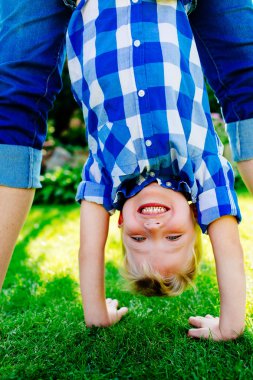 Anne ve oğlu bahçesinde oynarken