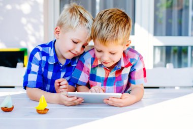 İki erkek dijital tablet üzerinde oynama