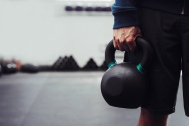 adam holding ağır kettlebell